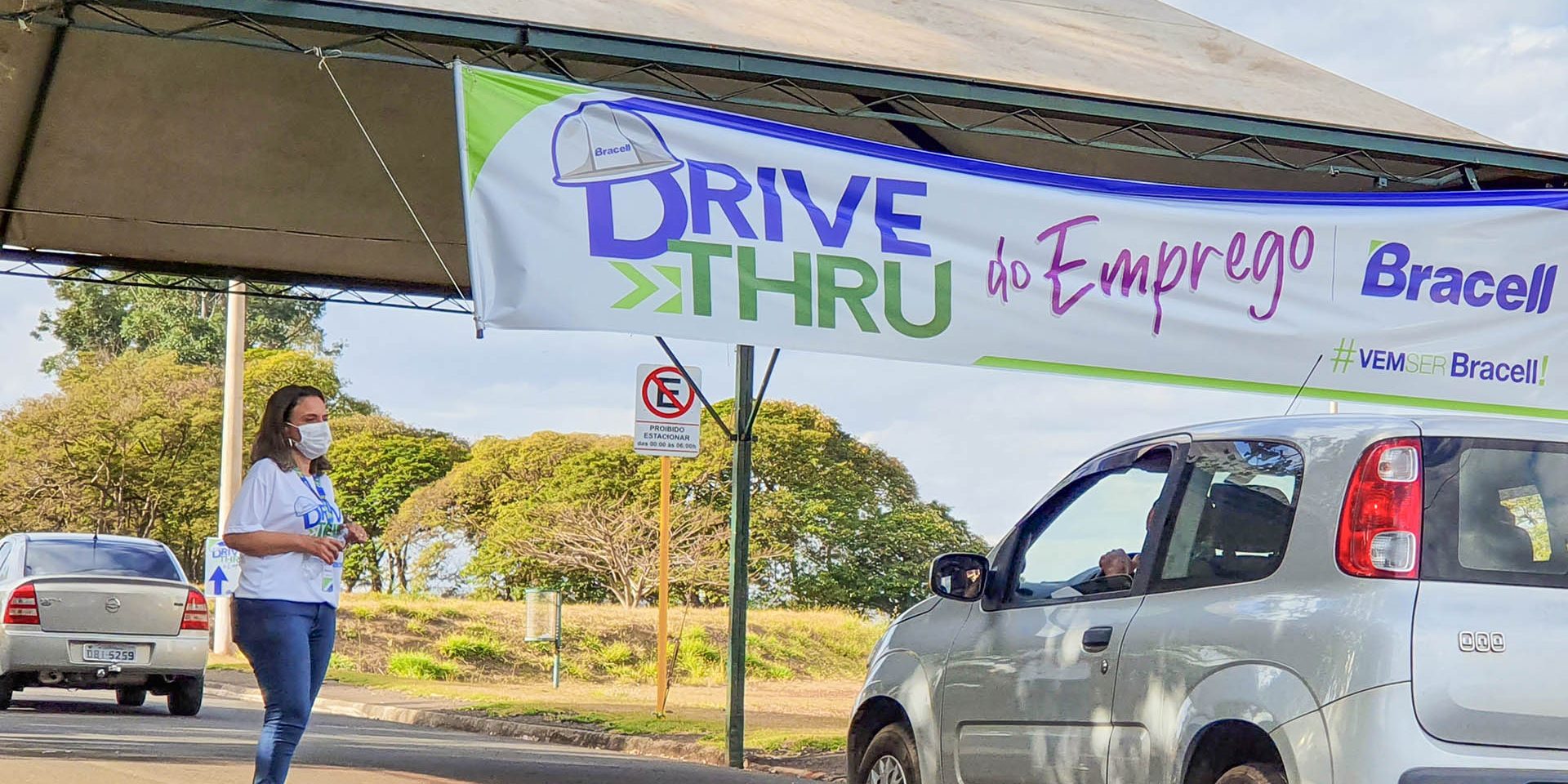 carro na entrada do Drive-Thru do Emprego.