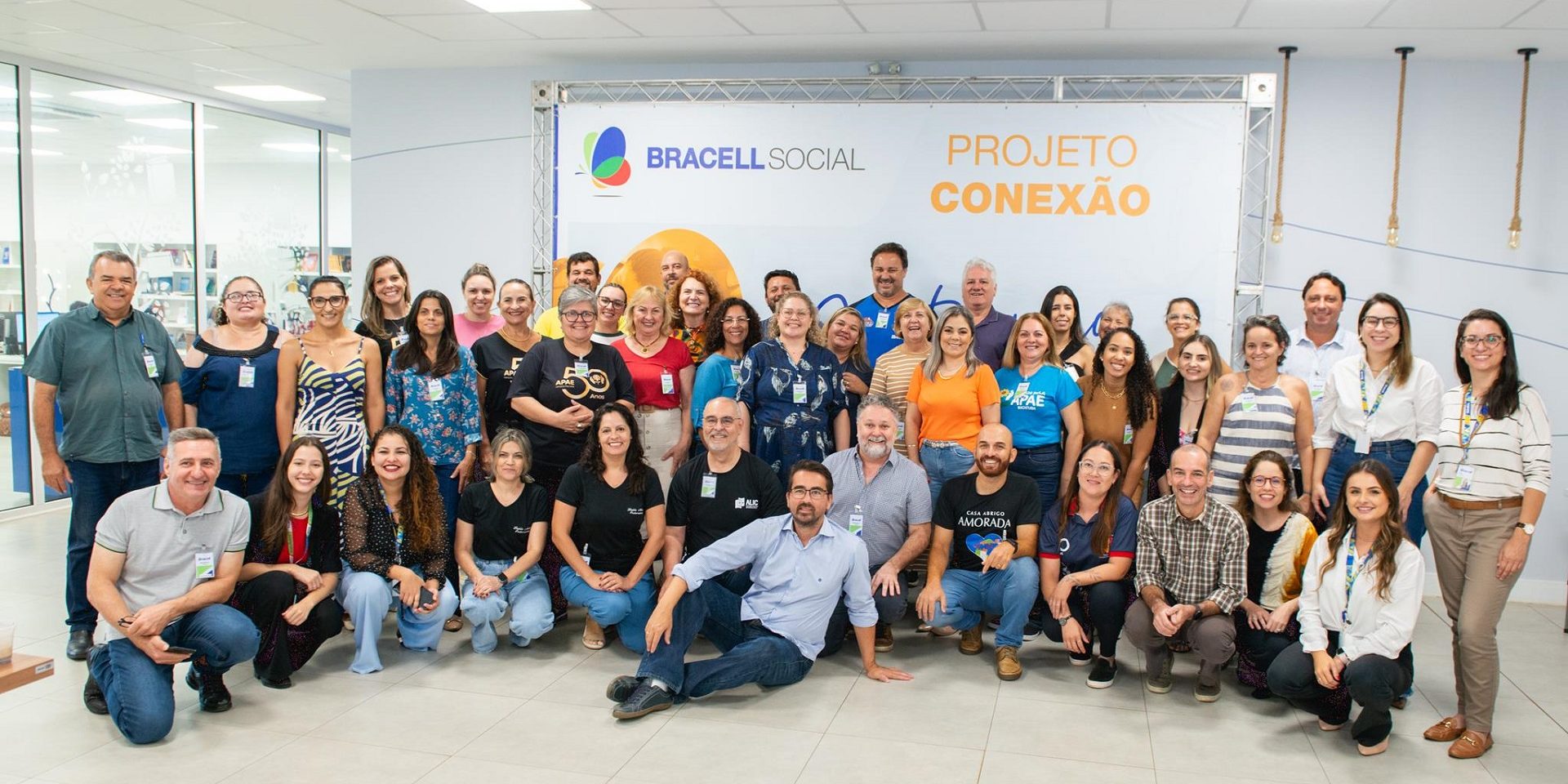 Imagem mostra gestores e participantes reunidos em evento do Projeto Conexão na Bracell.