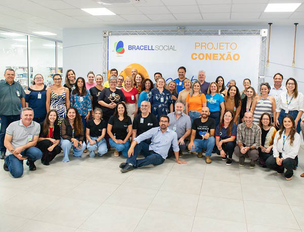 Imagem mostra gestores e participantes reunidos em evento do Projeto Conexão na Bracell.