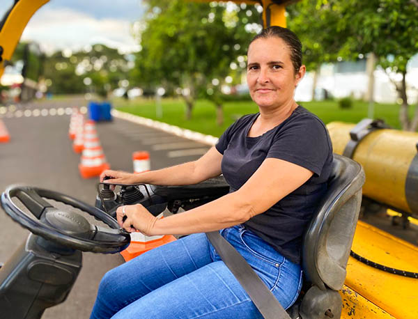 mulher em curso de operação de empilhadeiras