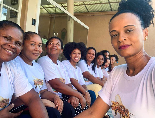 apicultora quilombola junto com mulheres da comunidade Piaçava durante formação