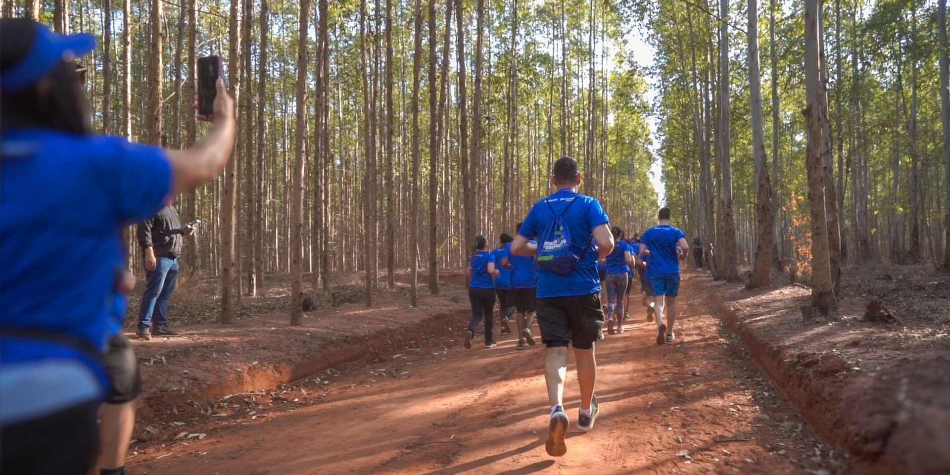 colaboradores durante percurso da Corrida do Eucalipto