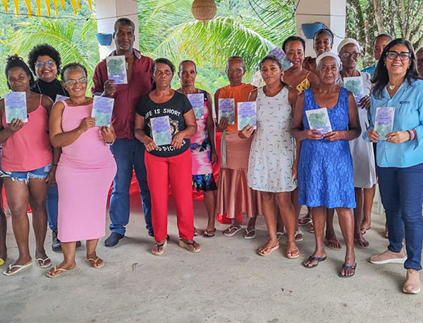 entrega cartilha A cartilha O Saber Ancestral e as Plantas Medicinais